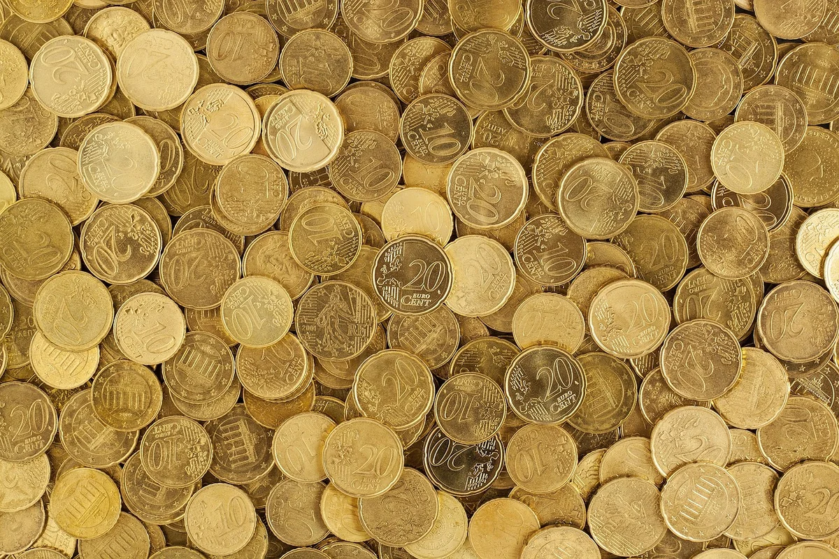What is the 70/20/10 rule for marketing budget?